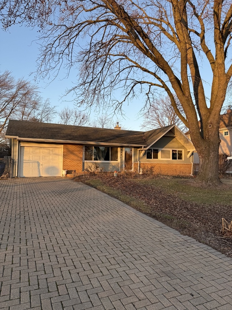 655 W Comstock Avenue, Elmhurst, IL 60126