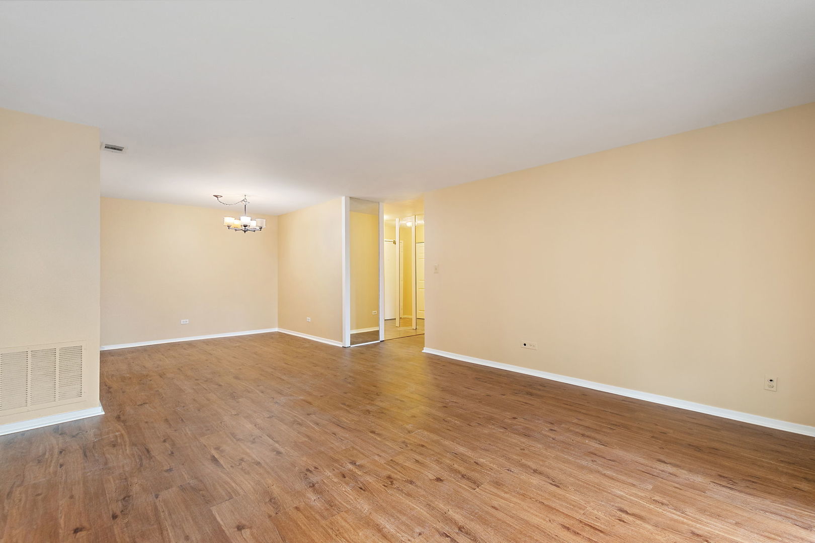 111 ACACIA Drive #210, Indian Head Park, IL 60525