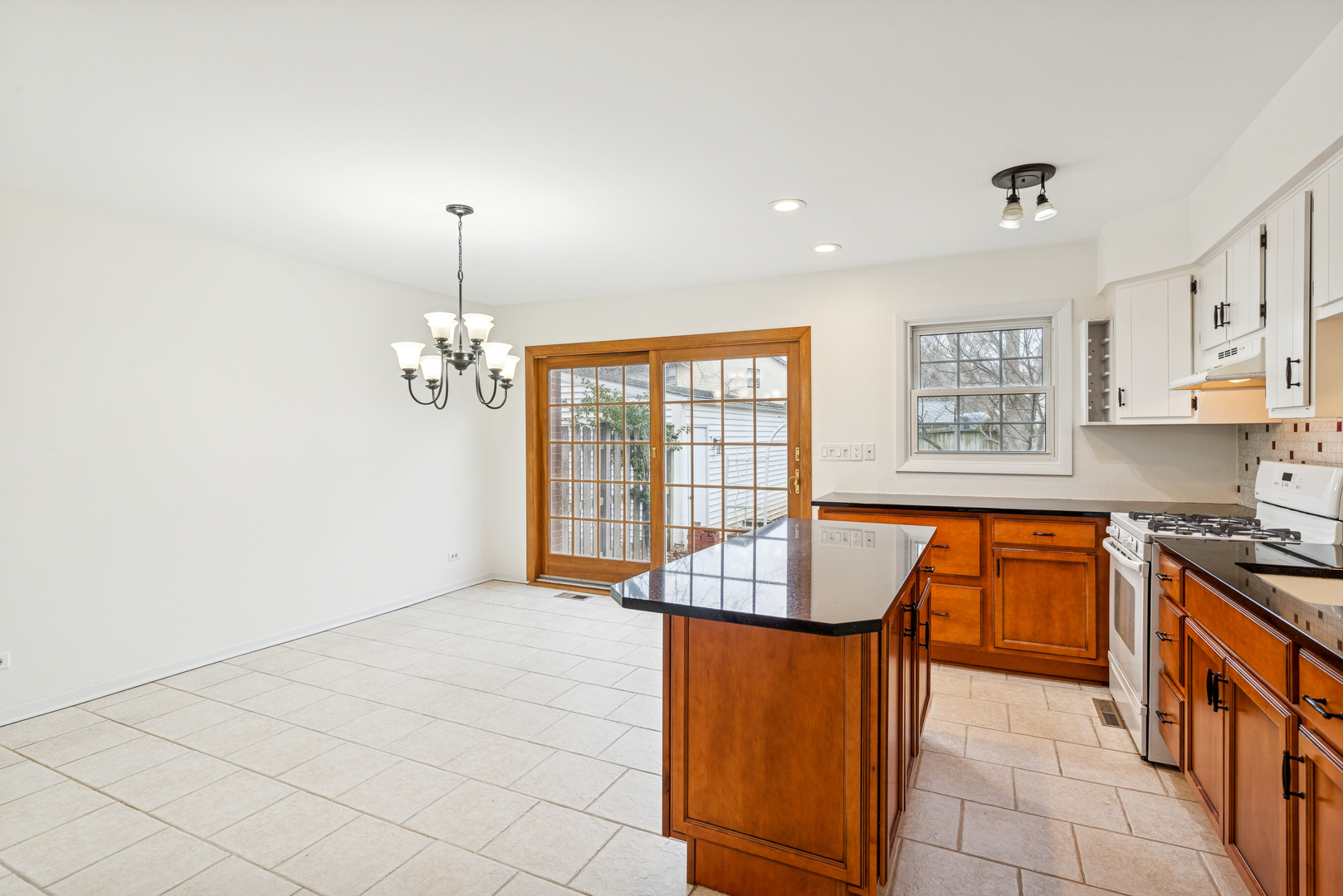 825 Country Club Drive #E, Libertyville, IL 60048