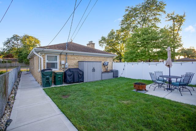 8001 N Elmore Street, Niles, IL 60714