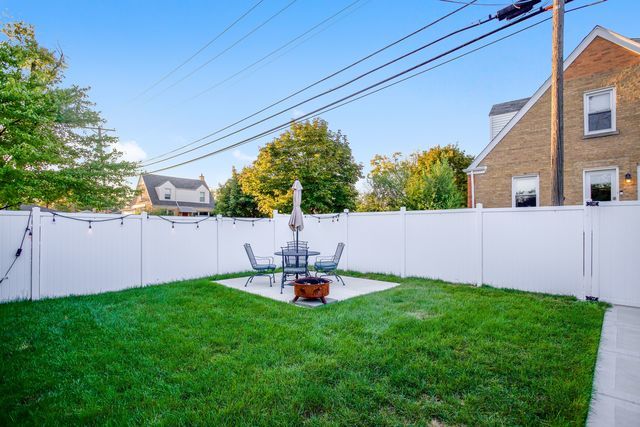 8001 N Elmore Street, Niles, IL 60714