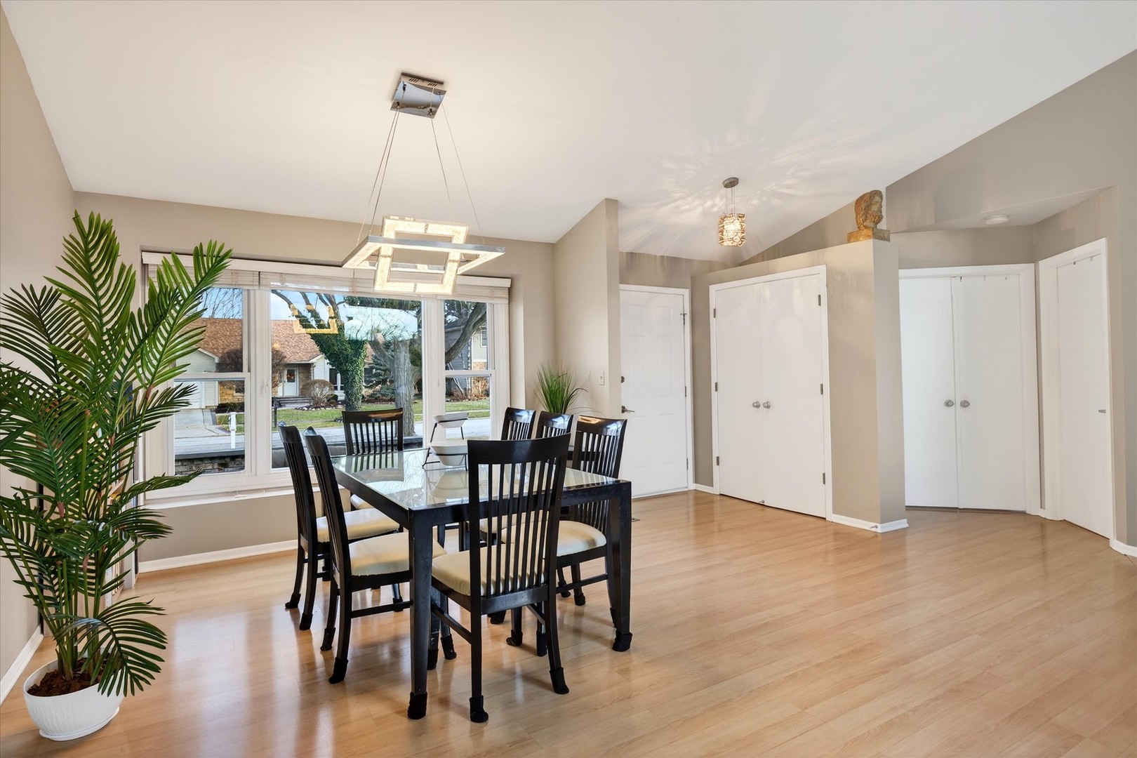 2010 N Oak Wood Drive, Arlington Heights, IL 60004