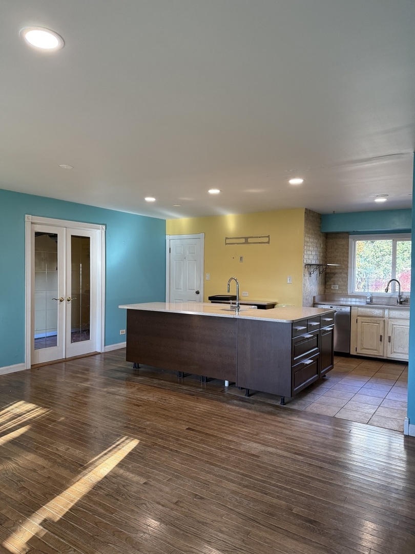 655 W Comstock Avenue, Elmhurst, IL 60126