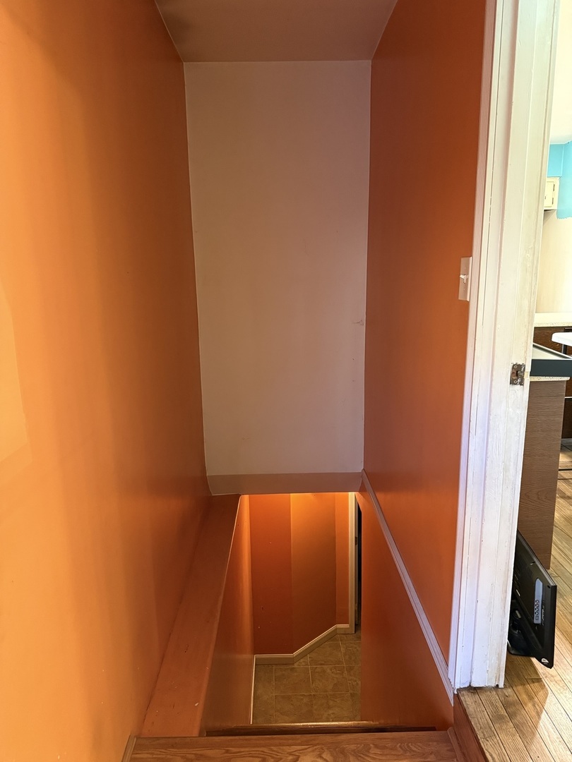 655 W Comstock Avenue, Elmhurst, IL 60126