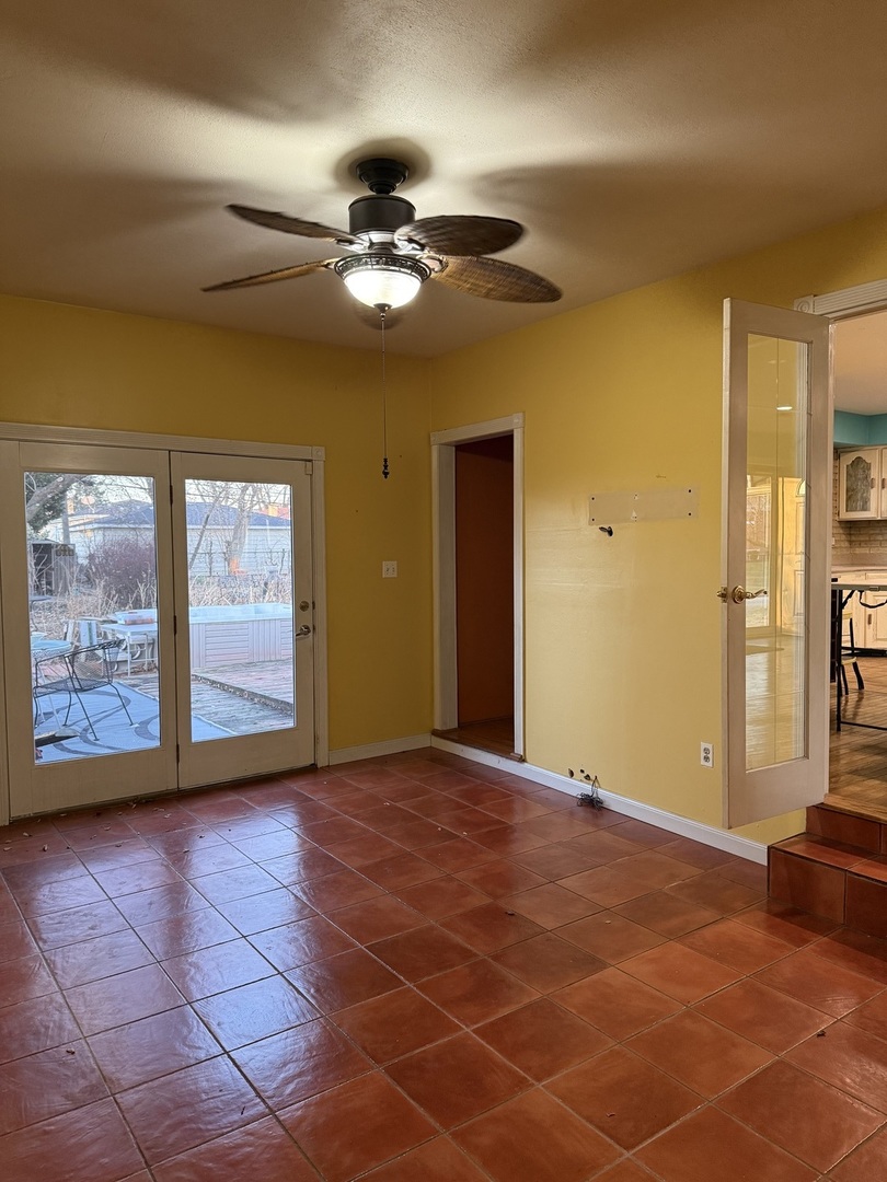 655 W Comstock Avenue, Elmhurst, IL 60126