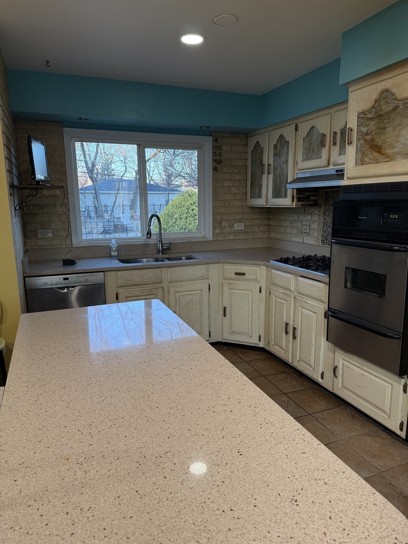 655 W Comstock Avenue, Elmhurst, IL 60126