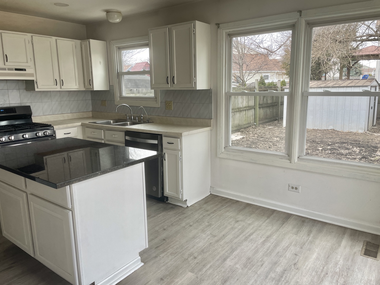 1122 Bradbury Circle, Carol Stream, IL 60188