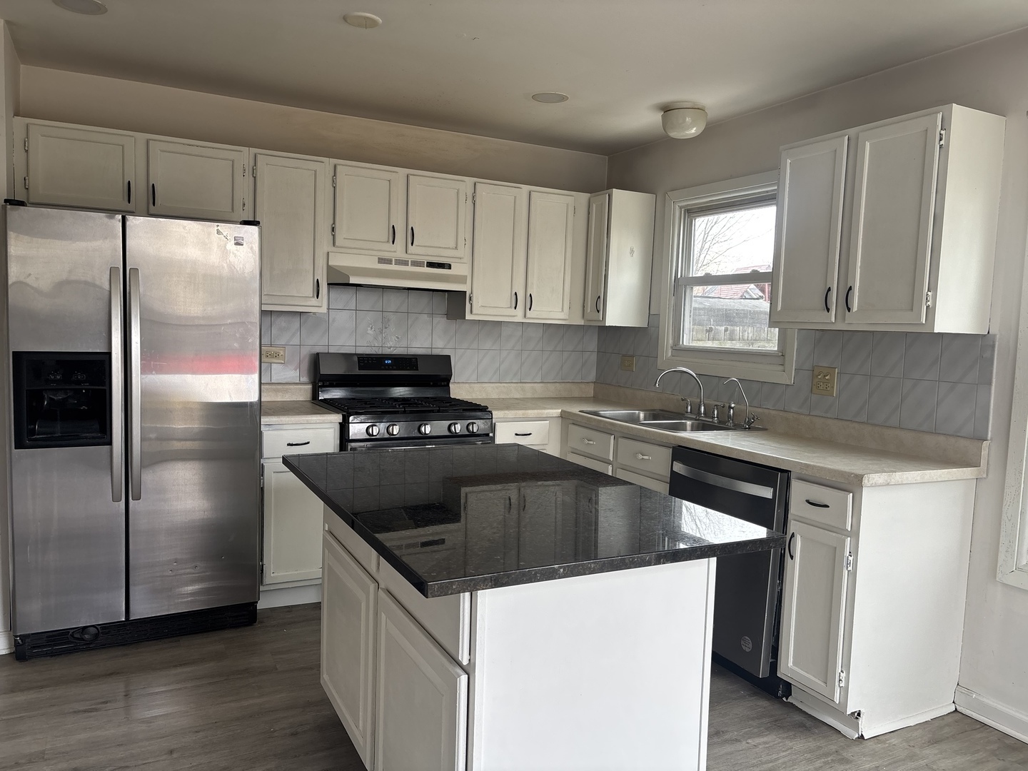 1122 Bradbury Circle, Carol Stream, IL 60188