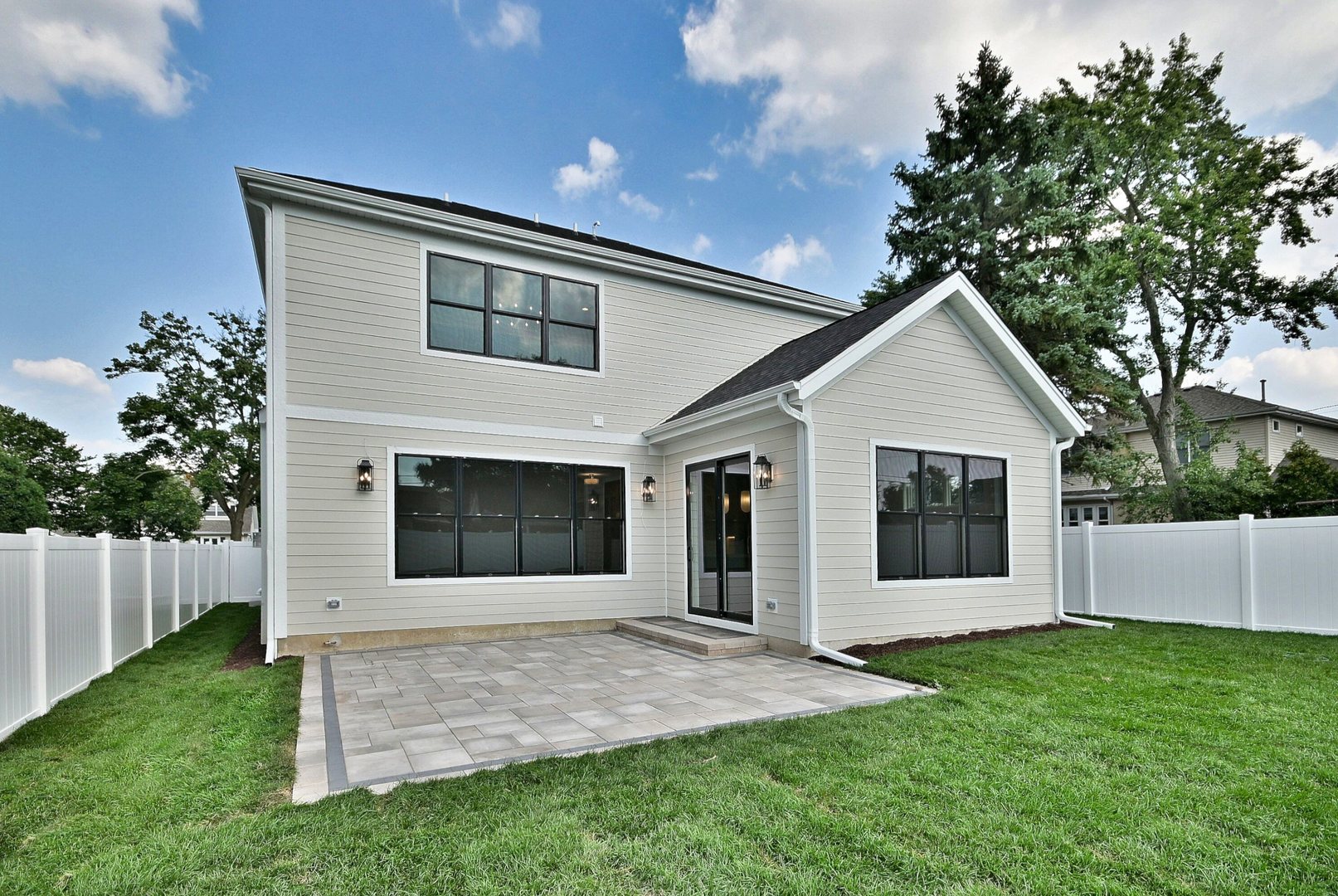 594 W Comstock Avenue, Elmhurst, IL 60126