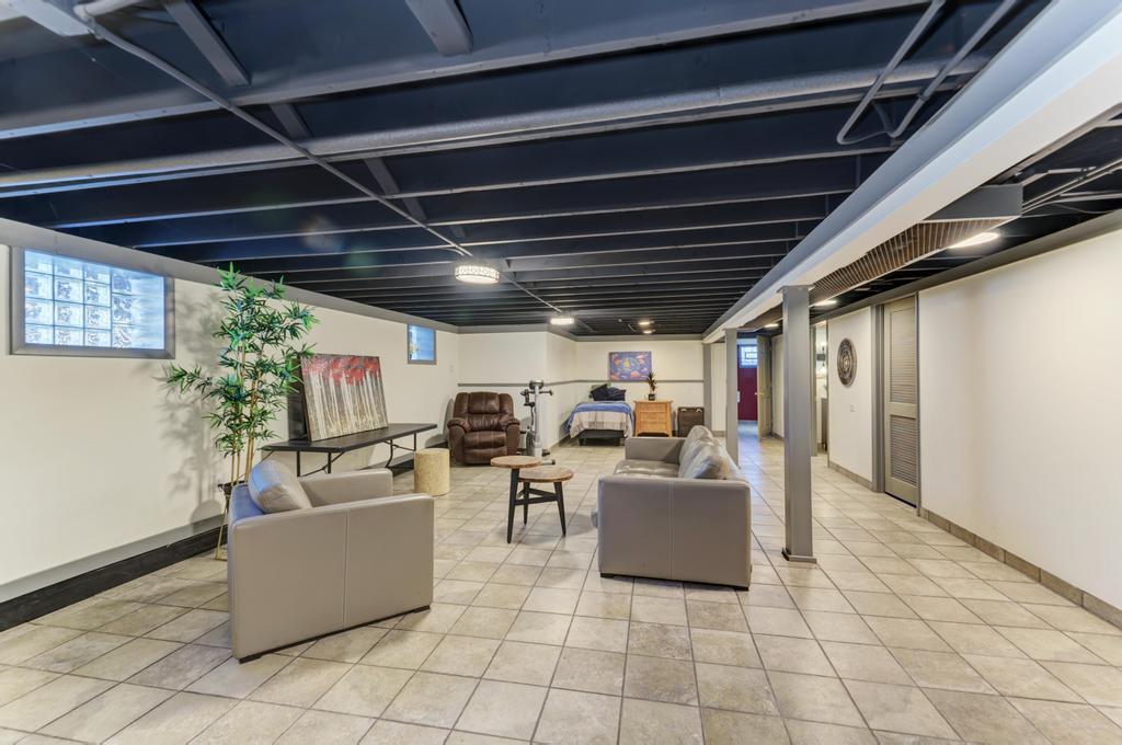 7235 W Barry Avenue, Chicago, IL 60707