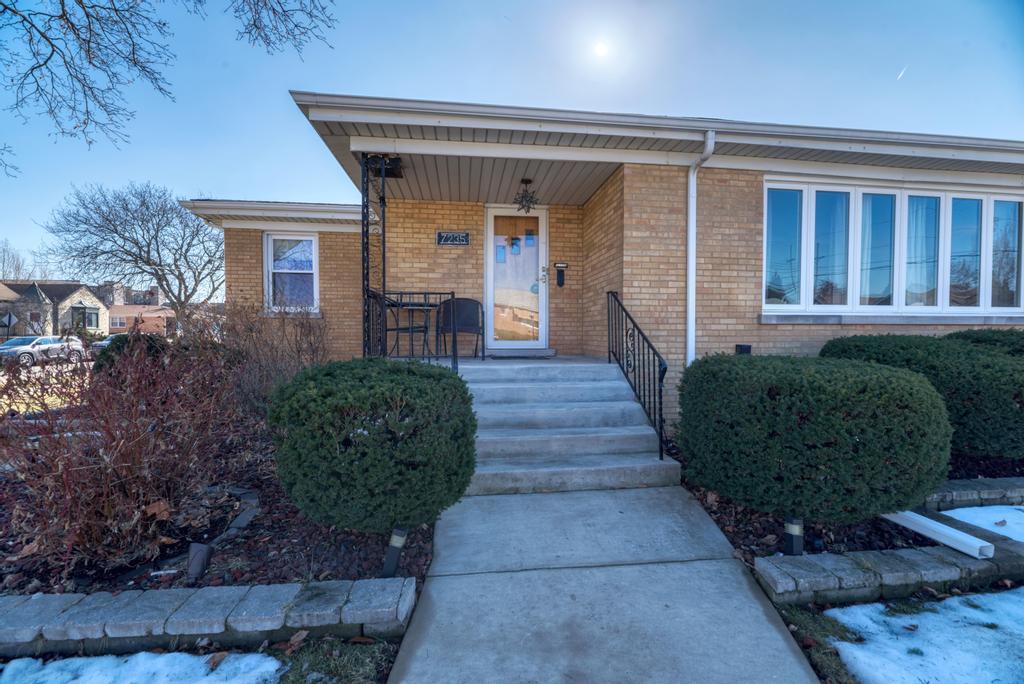 7235 W Barry Avenue, Chicago, IL 60707