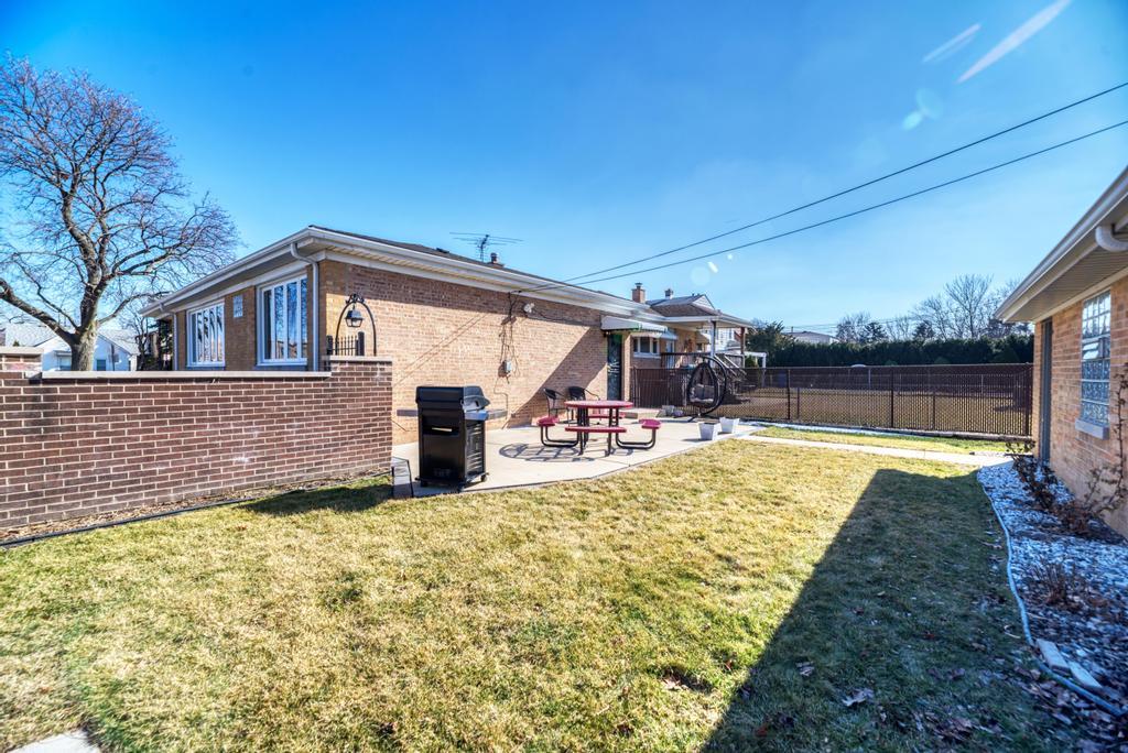 7235 W Barry Avenue, Chicago, IL 60707