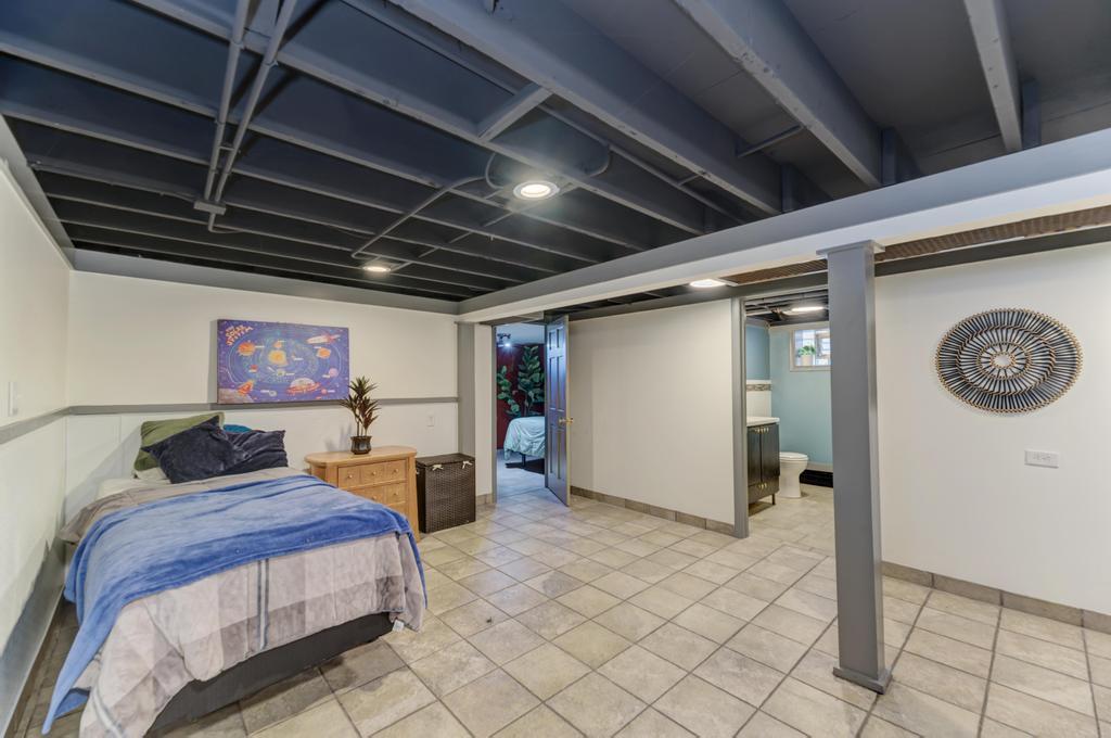 7235 W Barry Avenue, Chicago, IL 60707