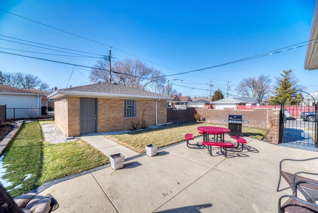 7235 W Barry Avenue, Chicago, IL 60707