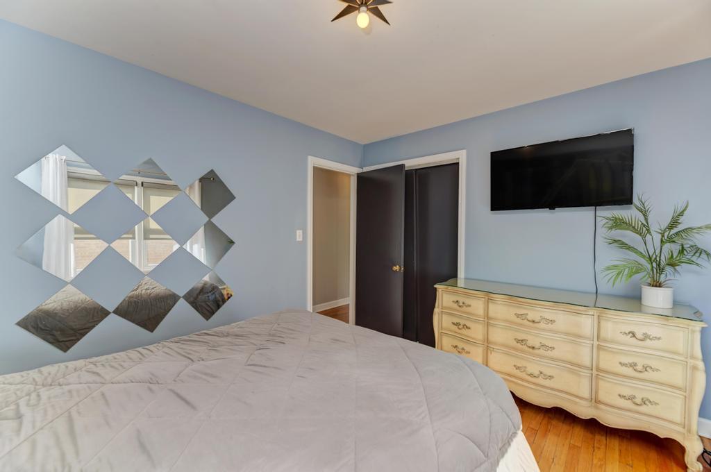 7235 W Barry Avenue, Chicago, IL 60707