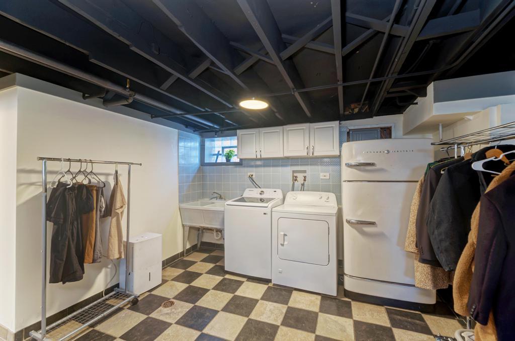 7235 W Barry Avenue, Chicago, IL 60707