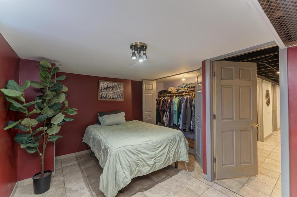 7235 W Barry Avenue, Chicago, IL 60707