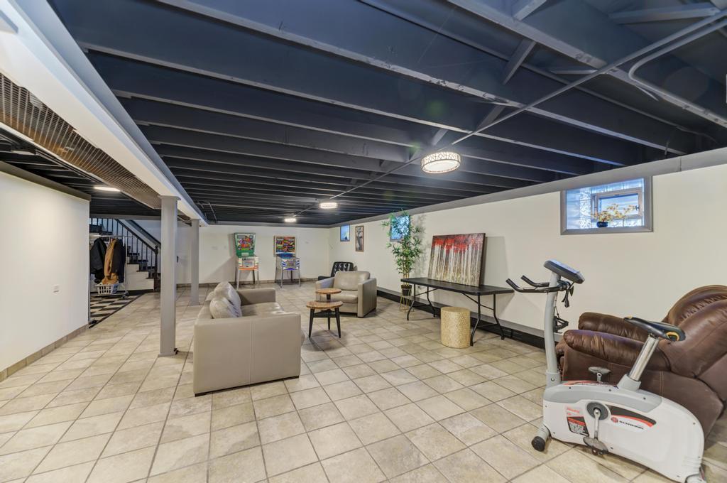 7235 W Barry Avenue, Chicago, IL 60707