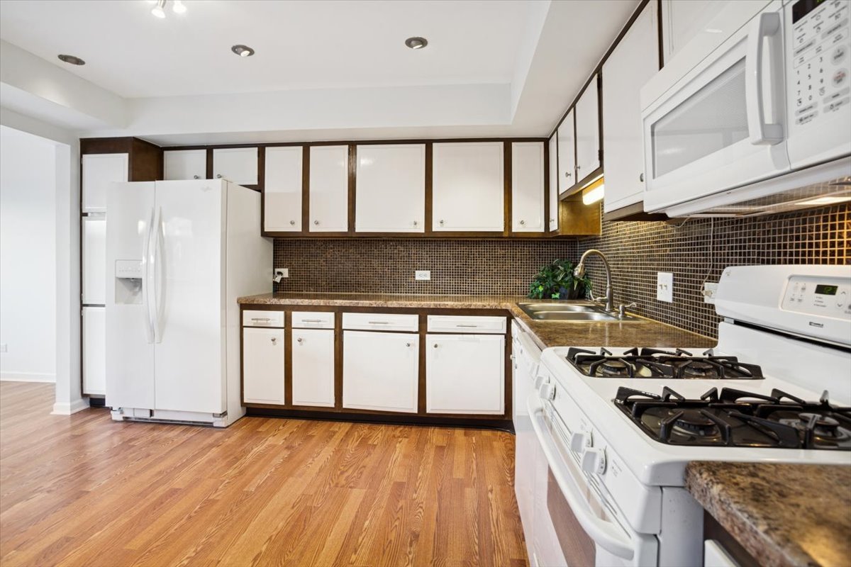 368 Willow Tree Court, Hoffman Estates, IL 60169