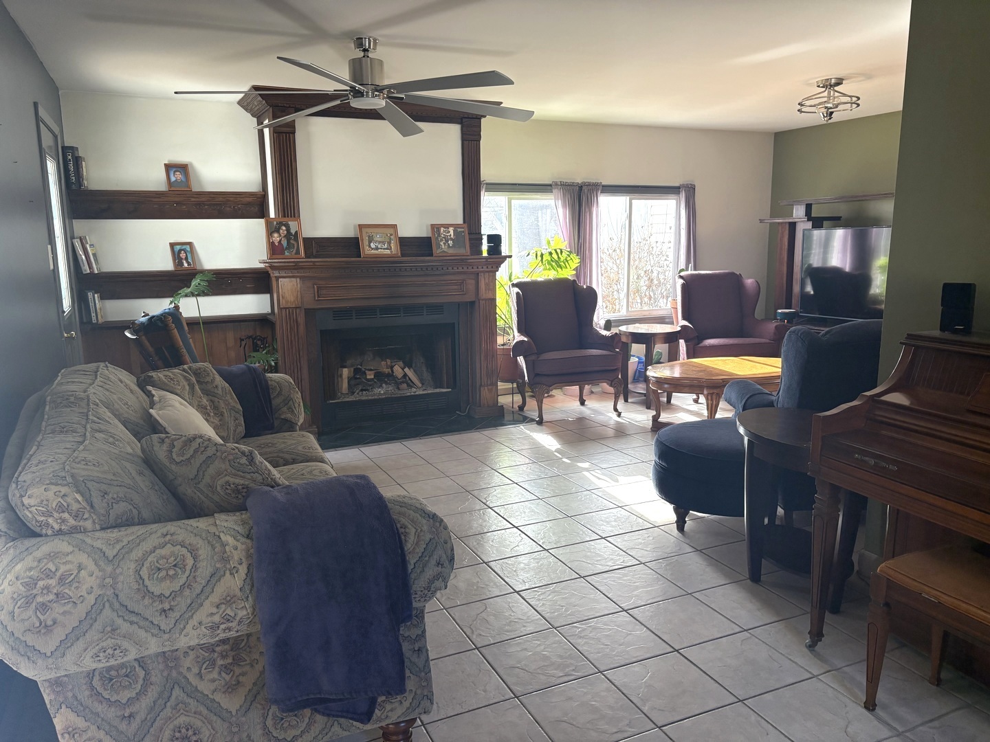 631 Bent Street, Elgin, IL 60120