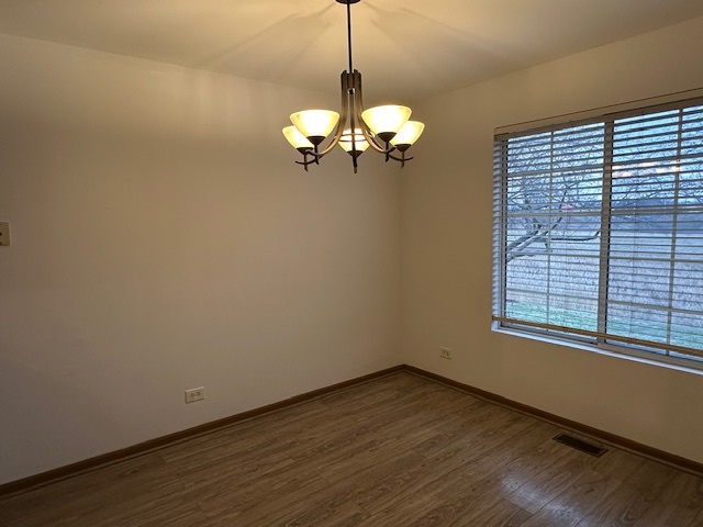 411 VILLAGE CREEK Drive #411, Lake In The Hills, IL 60156