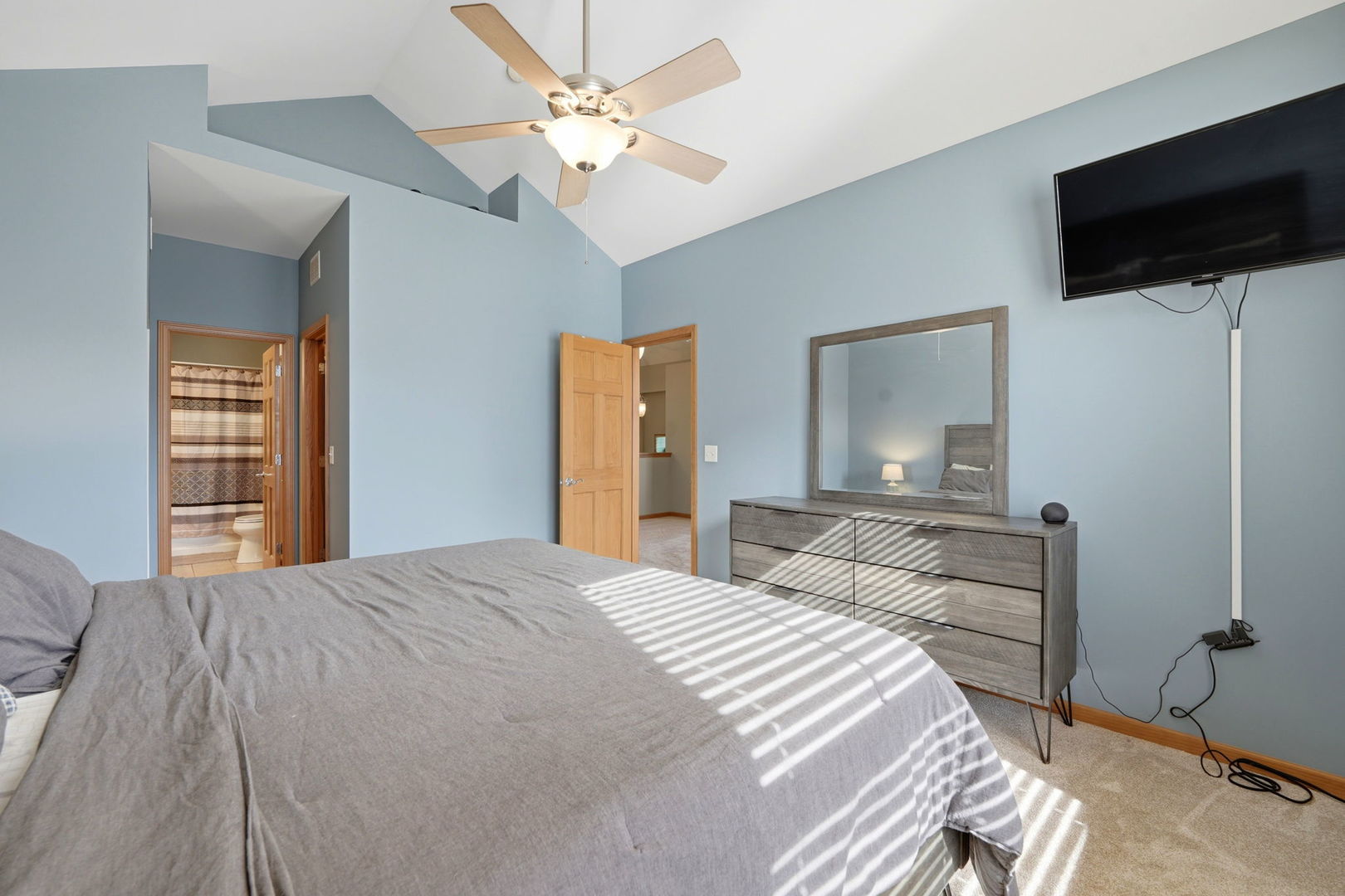 5680 Cambridge Way, Hanover Park, IL 60133