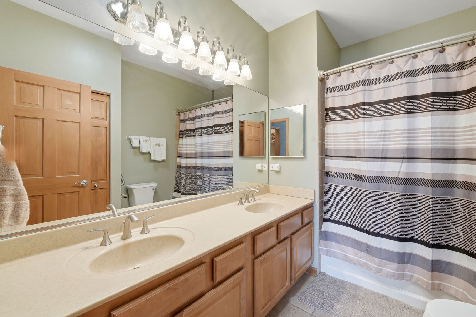 5680 Cambridge Way, Hanover Park, IL 60133