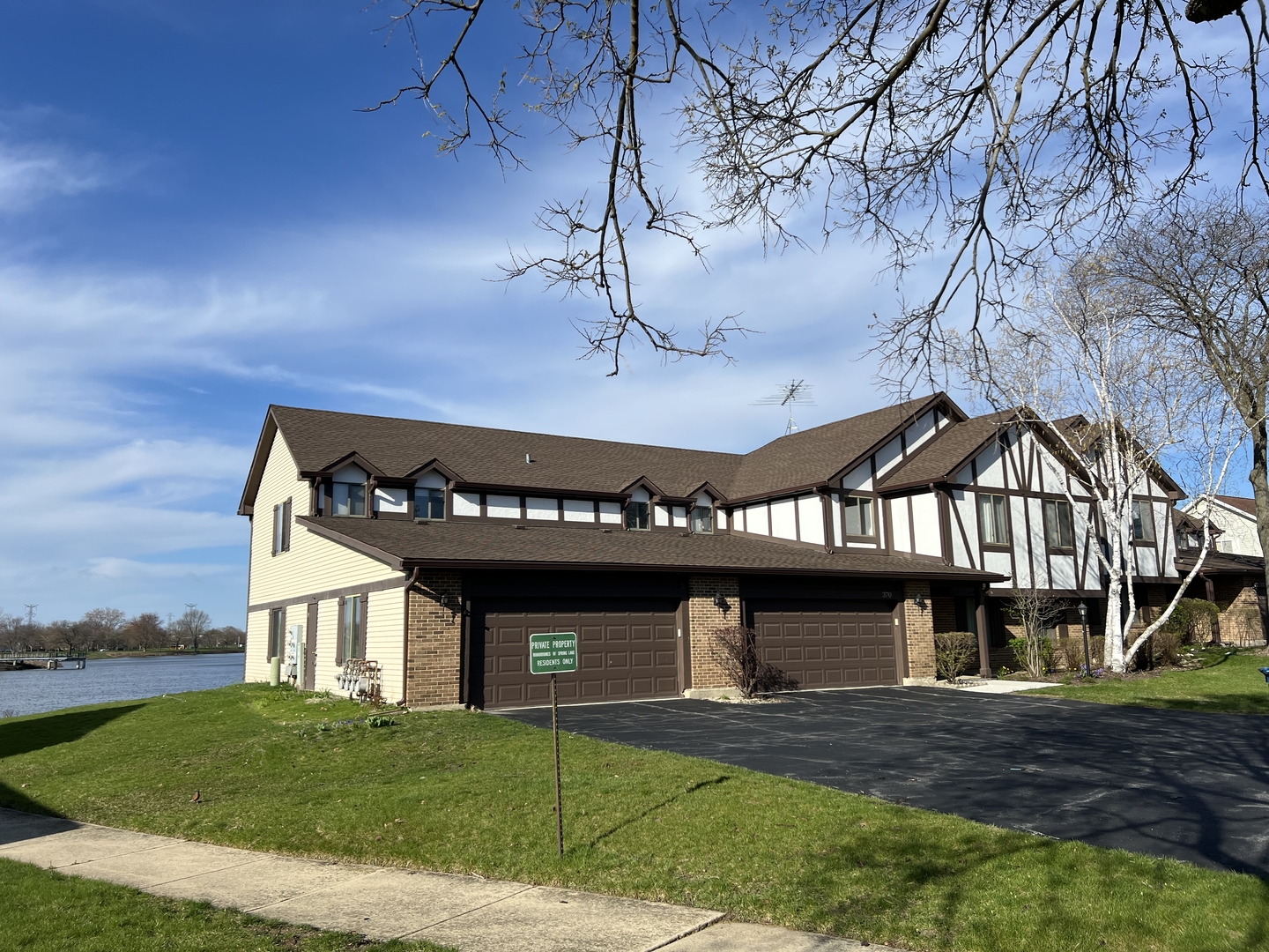 370 Springlake Lane #B, Aurora, IL 60504