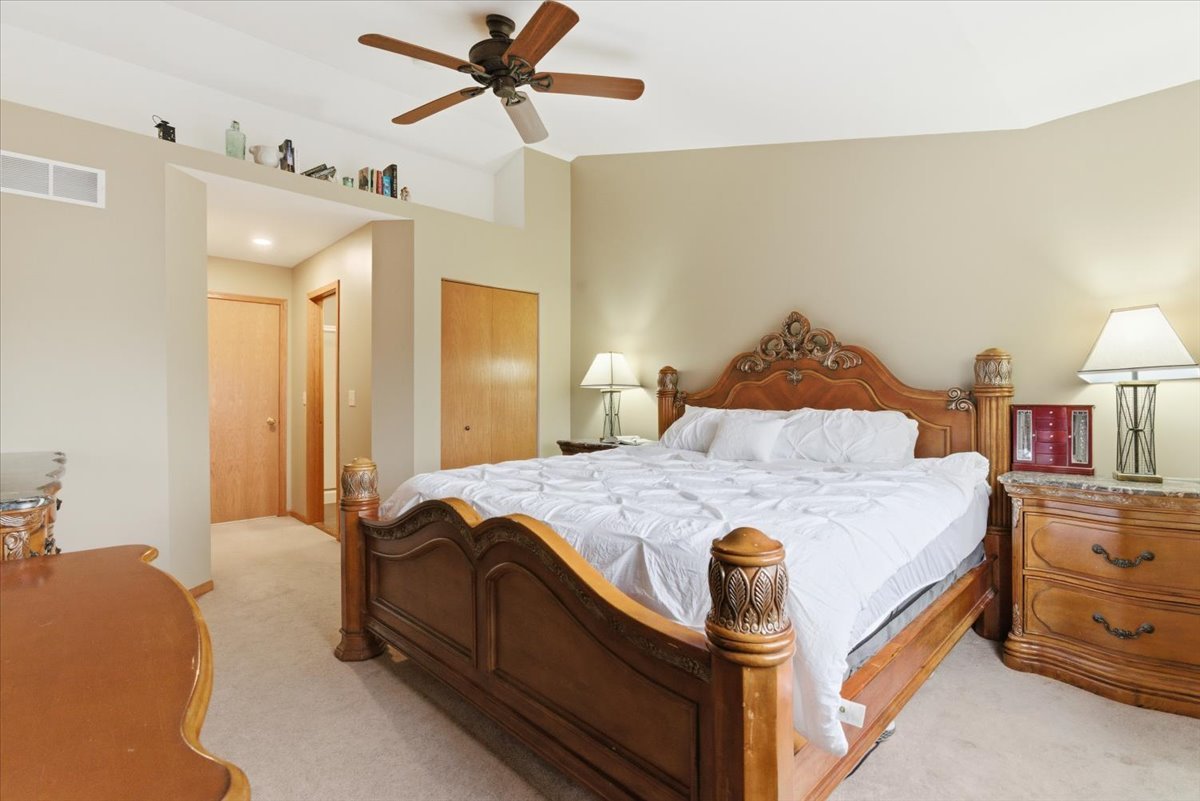 2190 Braeburn Drive #B, Wauconda, IL 60084