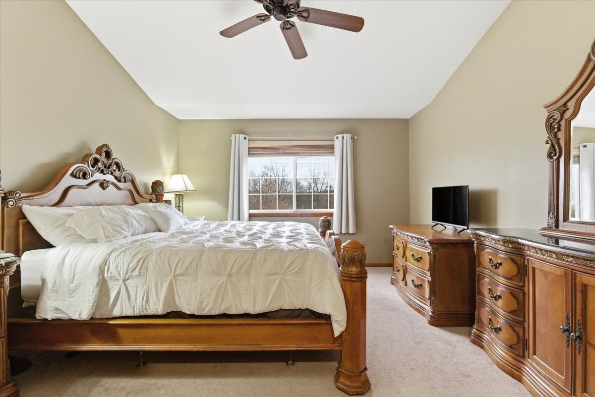 2190 Braeburn Drive #B, Wauconda, IL 60084