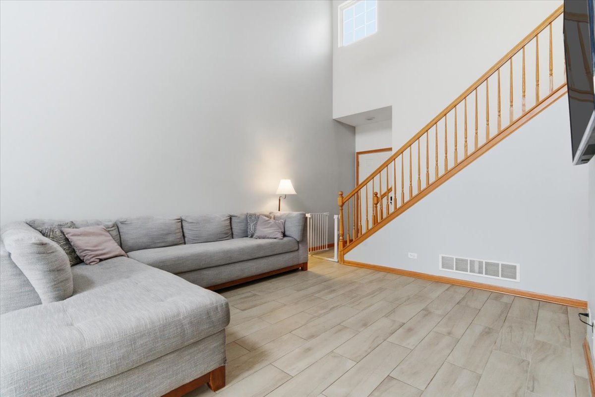 2190 Braeburn Drive #B, Wauconda, IL 60084