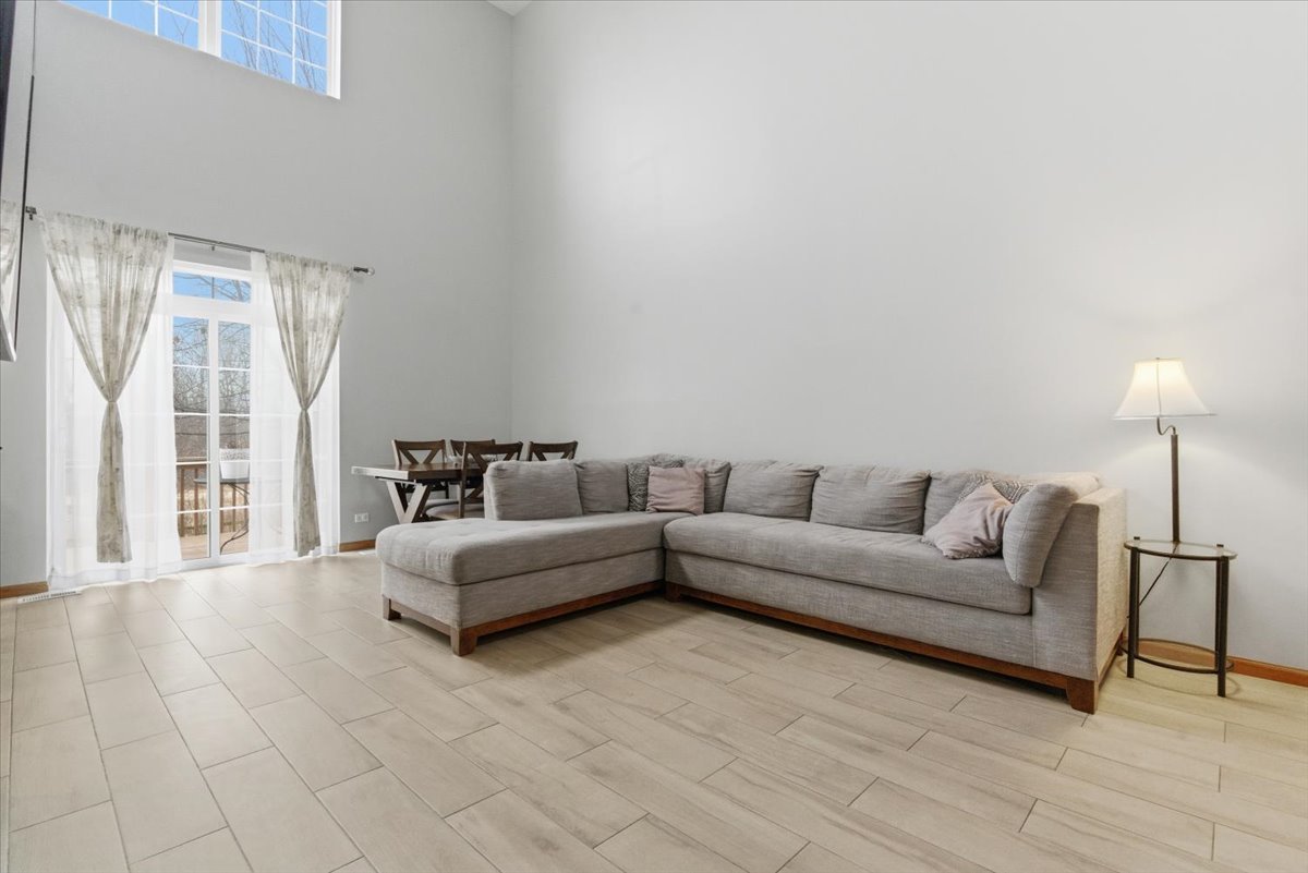 2190 Braeburn Drive #B, Wauconda, IL 60084