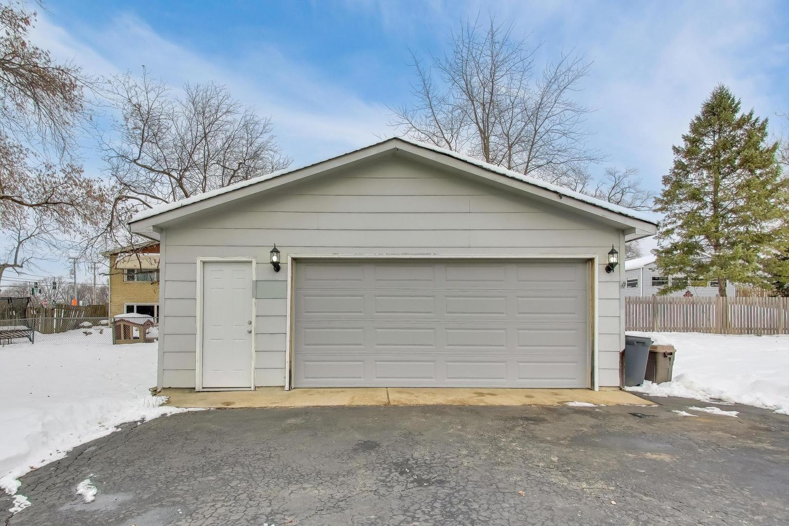 10 Pine Avenue, Lake Zurich, IL 60047