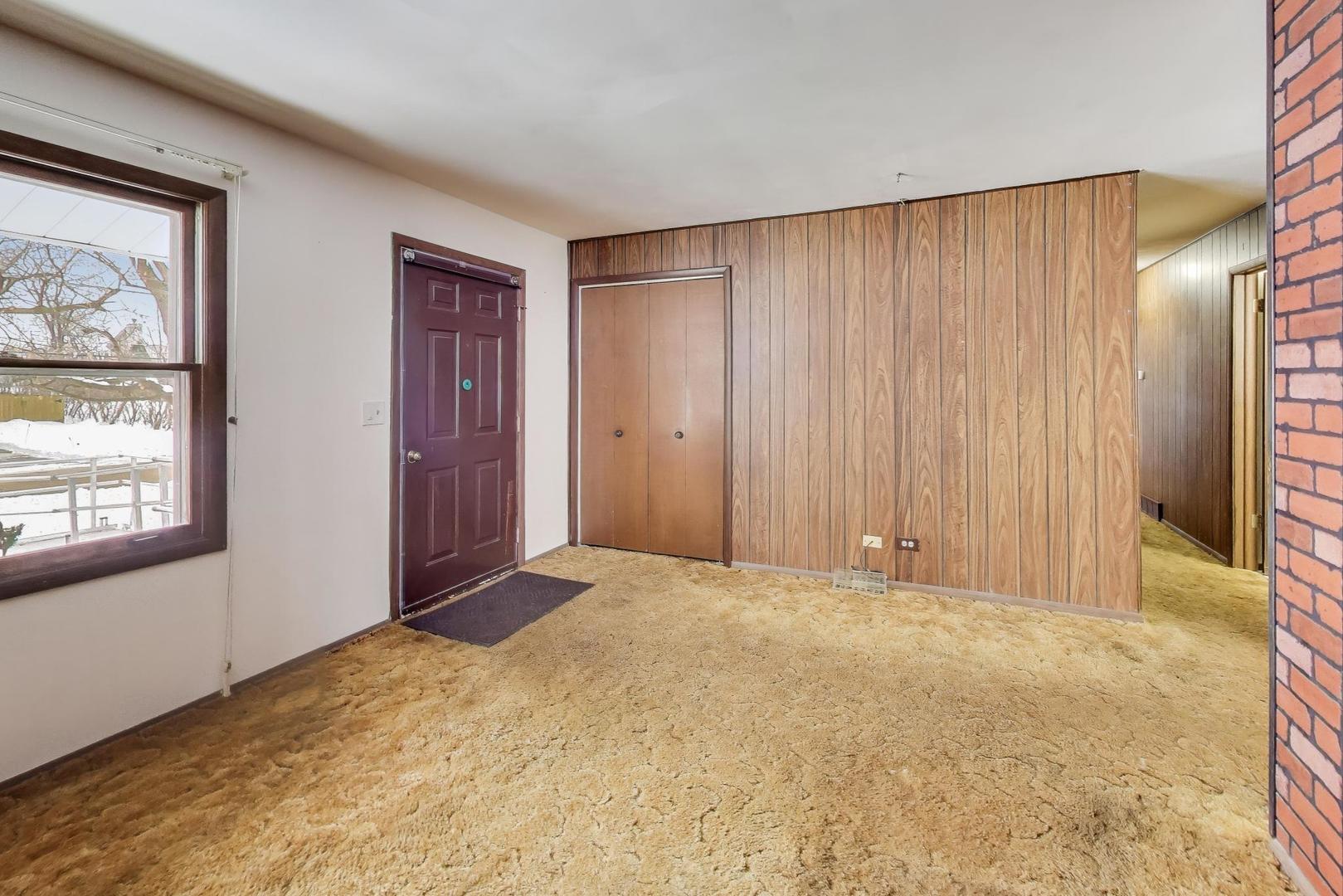 10 Pine Avenue, Lake Zurich, IL 60047