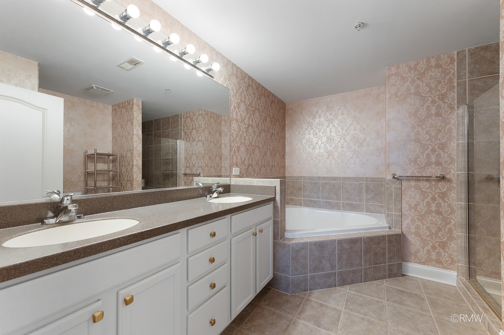 1 ITASCA Place #412, Itasca, IL 60143