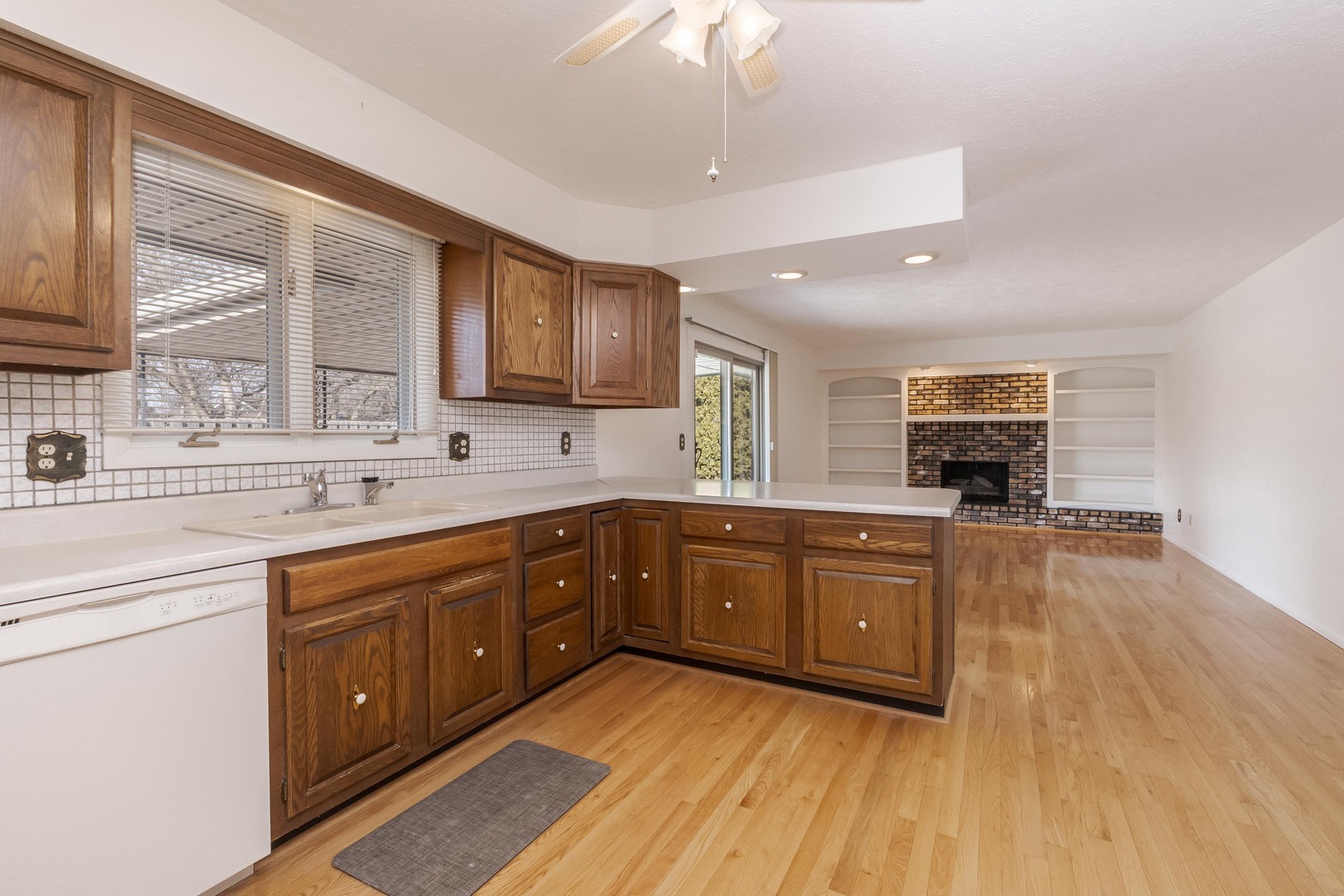 207 Hampton Drive, Bloomington, IL 61704