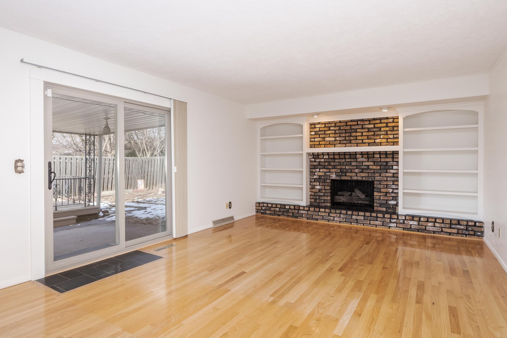 207 Hampton Drive, Bloomington, IL 61704