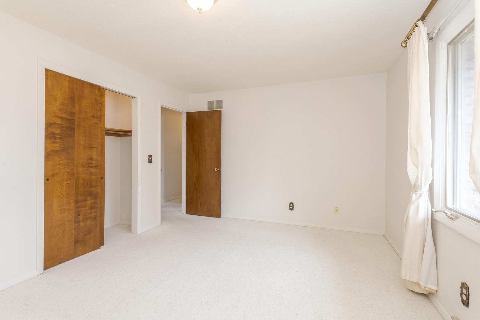 207 Hampton Drive, Bloomington, IL 61704