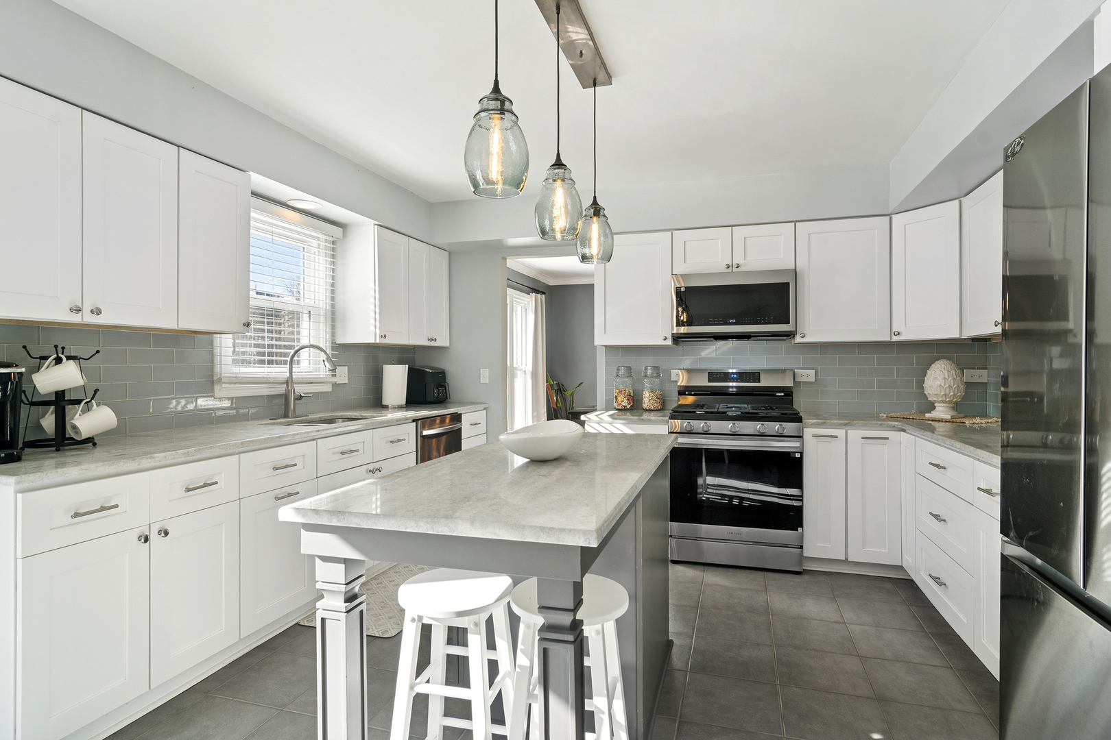 4210 N Walnut Avenue, Arlington Heights, IL 60004