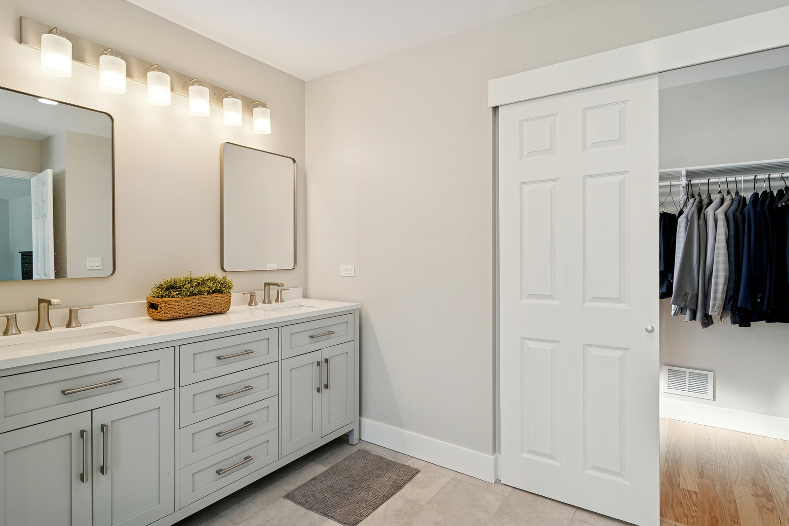 4210 N Walnut Avenue, Arlington Heights, IL 60004