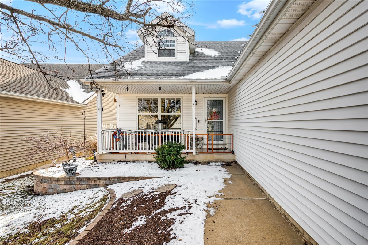 7 Lake Ridge Court, Bloomington, IL 61701