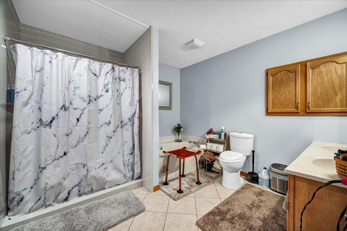 7 Lake Ridge Court, Bloomington, IL 61701