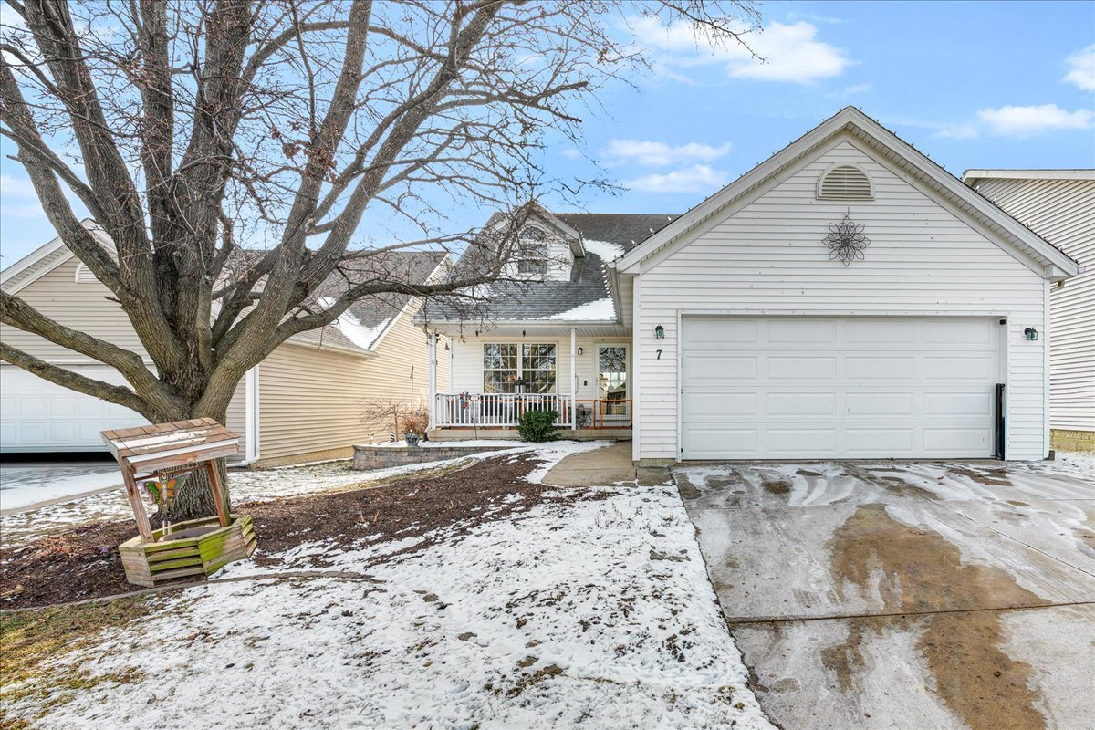 7 Lake Ridge Court, Bloomington, IL 61701