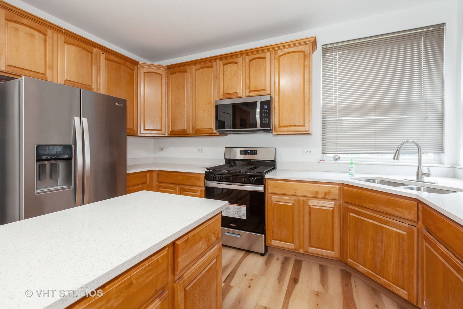 1110 OAKHILL Drive, Aurora, IL 60502