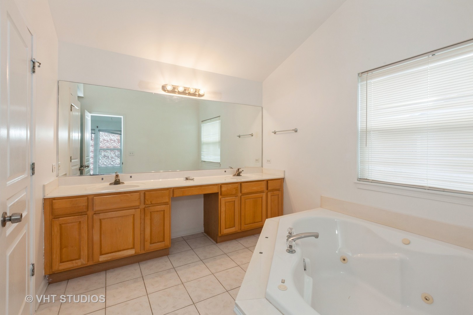 1110 OAKHILL Drive, Aurora, IL 60502