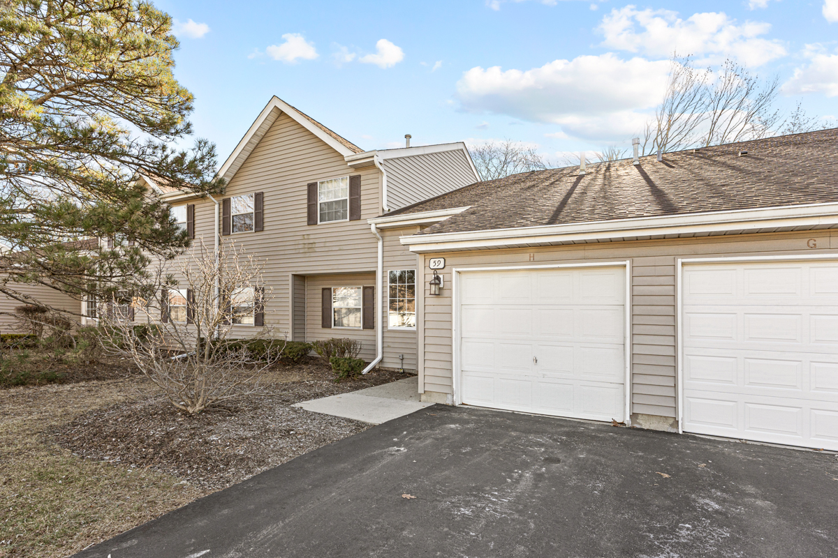 59 Gant Circle #H, Streamwood, IL 60107
