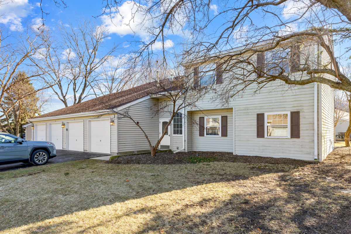63 N Victoria Lane #A, Streamwood, IL 60107