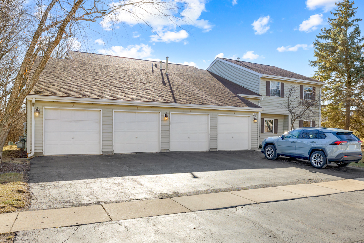 63 N Victoria Lane #A, Streamwood, IL 60107
