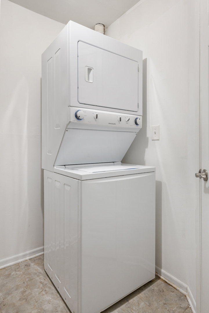 63 N Victoria Lane #A, Streamwood, IL 60107