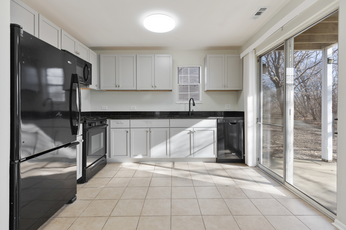 63 N Victoria Lane #A, Streamwood, IL 60107